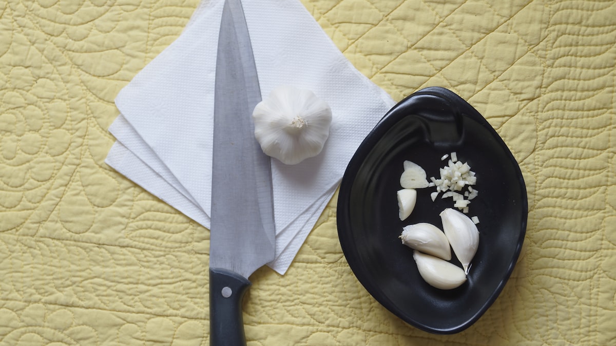 Spicchi di aglio fresco e preparazione culinaria